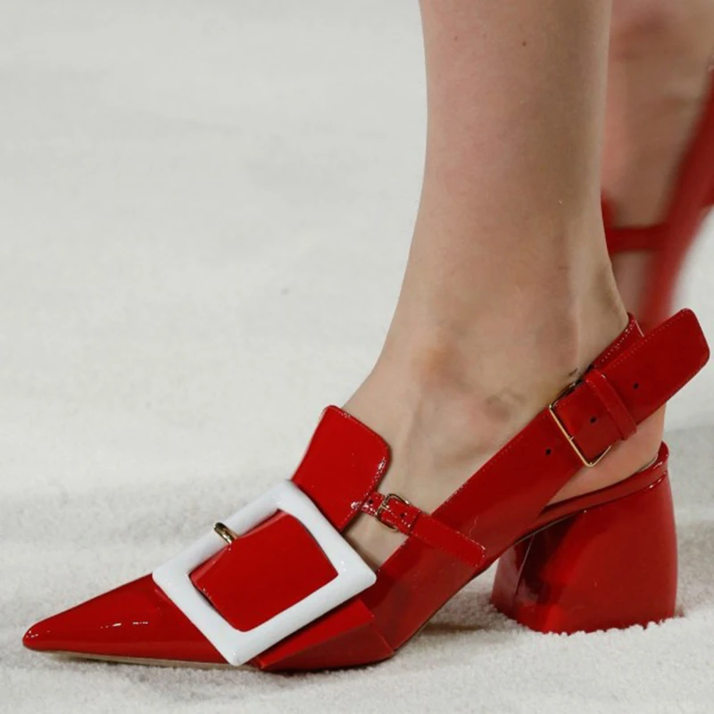 Туфли лодочки с красной пряжкой на не сужающимся книзу массивном каблуке из