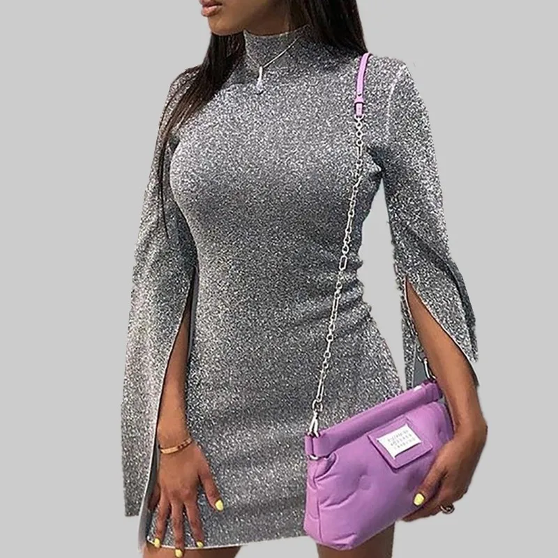 Женское облегающее платье водолазка с блестящим рукавом серебристое однотонное
