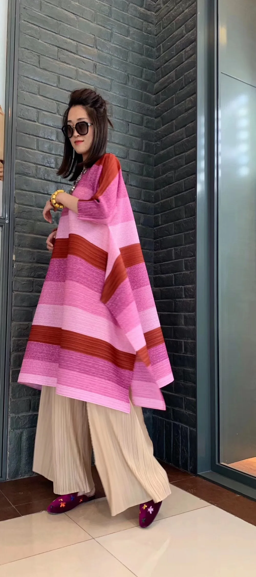 Miyake, платье в тонкую полоску, платье со складками, платье с короткими рукавами
