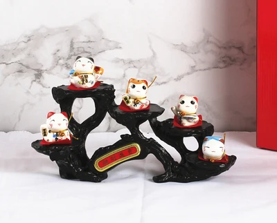 Маленькая фарфоровая и кошачья домашняя машина для открытия подарок на день