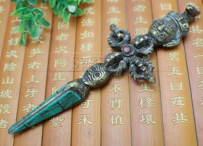 Античные разнообразные религиозные принадлежности и колдун инкрустированные