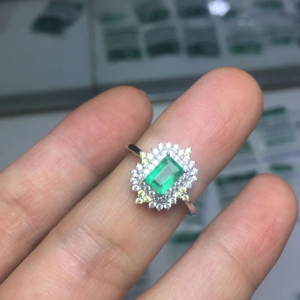 Кольцо из серебра 925 пробы с изумрудом 4 Х6 мм | Украшения и аксессуары