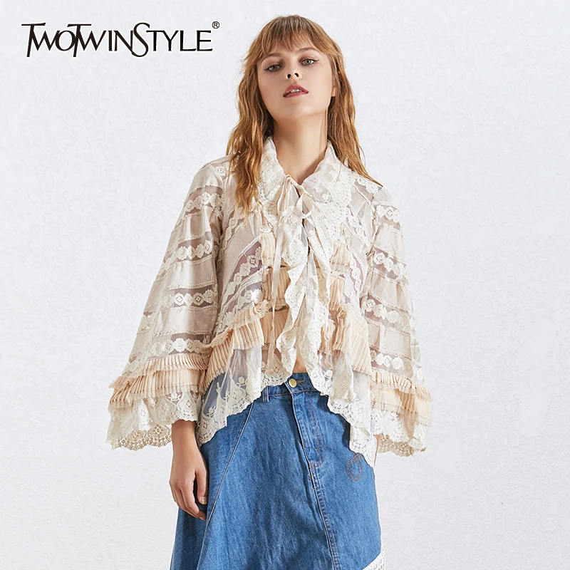 TWOTWINSTYLE кружевная Лоскутная рубашка для женщин воротник с лацканами расклешенный рукав с завязкой в виде банта Длинная блузка женская мода Лето Новинка