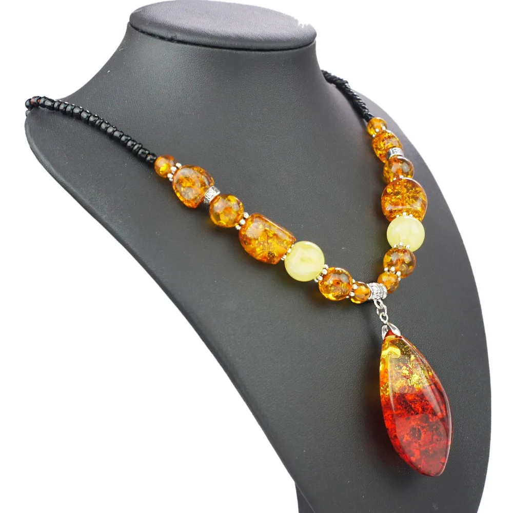 Женское ожерелье с подвеской на цепочке украшенное бусинами в виде капли слезы