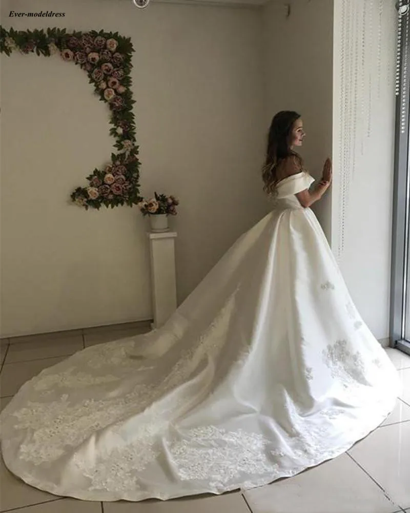 Платье свадебное атласное ТРАПЕЦИЕВИДНОЕ с открытыми плечами аппликацией и