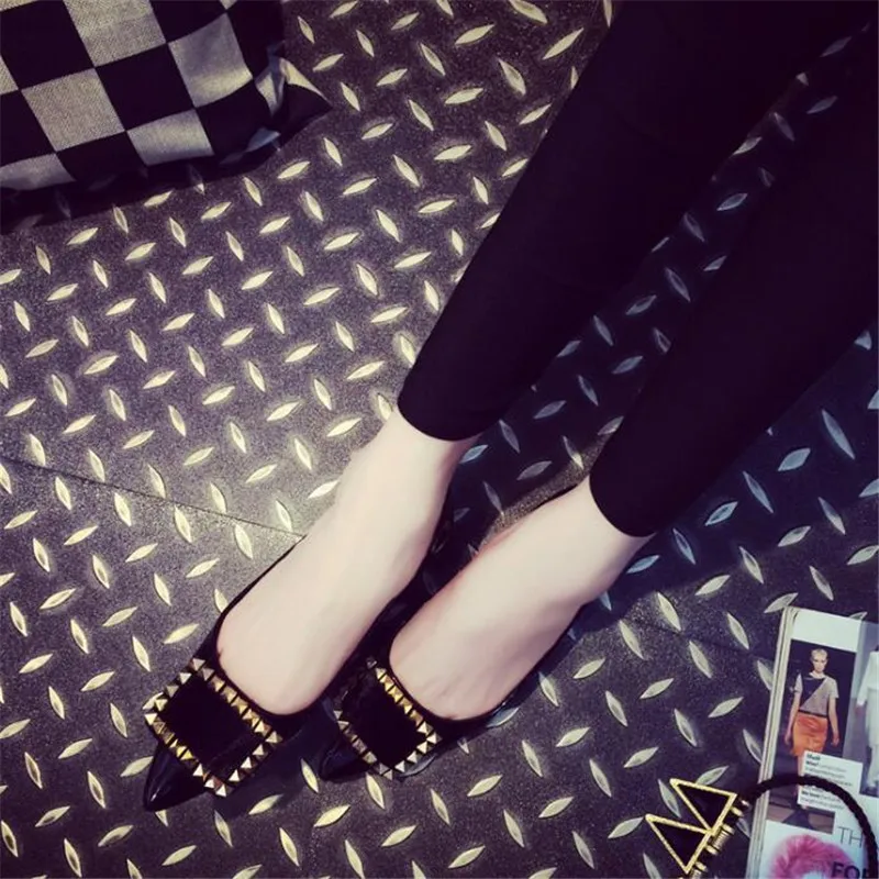 Туфли женские с заостренным носком заклепками плоская подошва без застежки