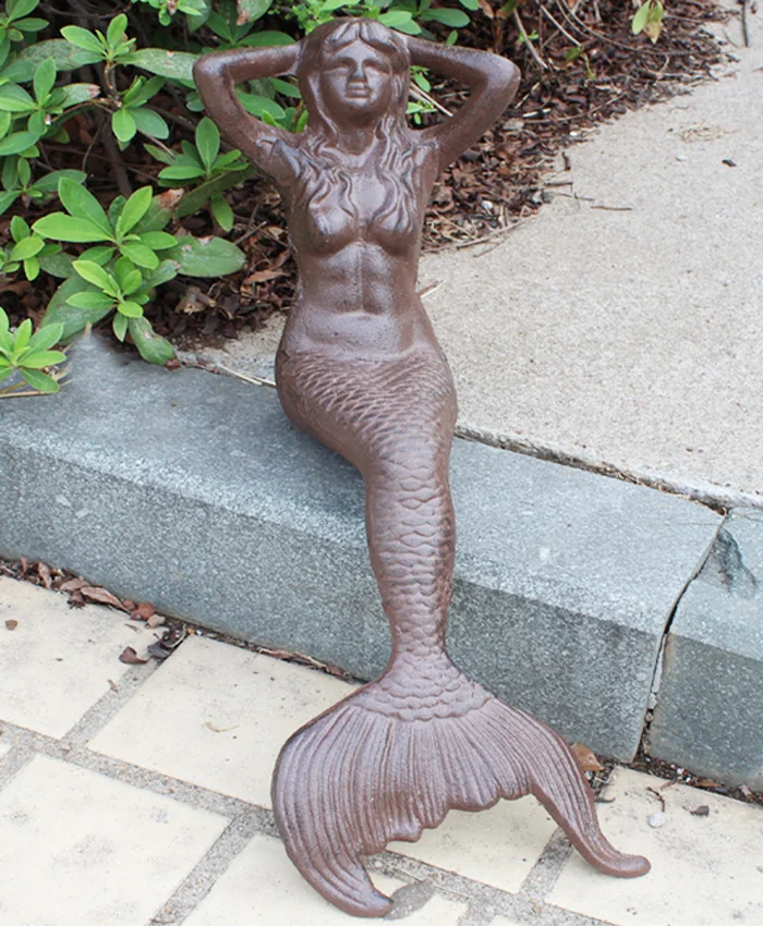 

Cast Iron Mermaid Shelf Sitter Rust Finish Sitting Sunning Mermaid Statue Home Courtyard Garden Hotel Club Decoration Vintage