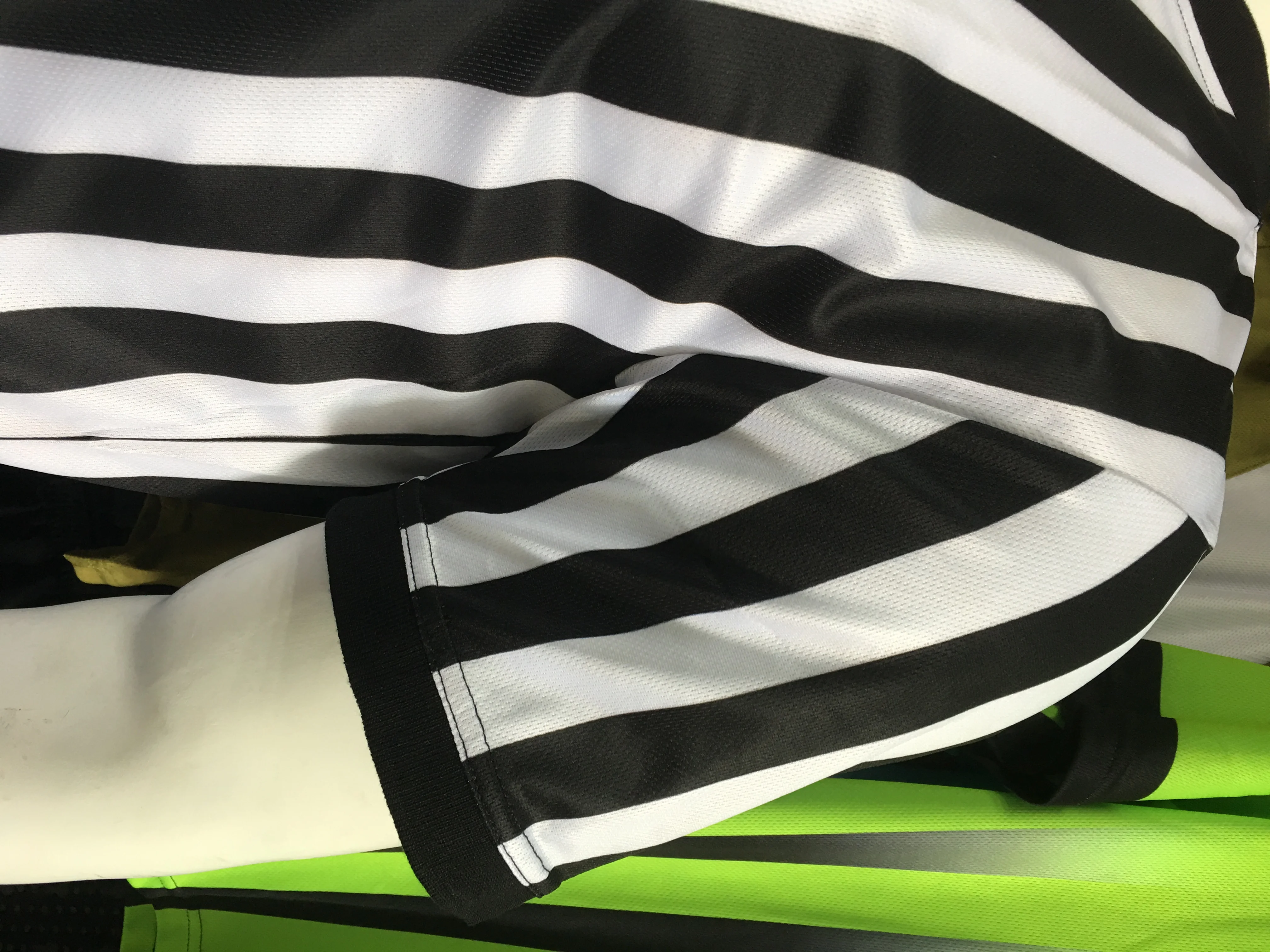 Мужская спортивная черно белая футболка с вертикальной полосой коротким рукавом