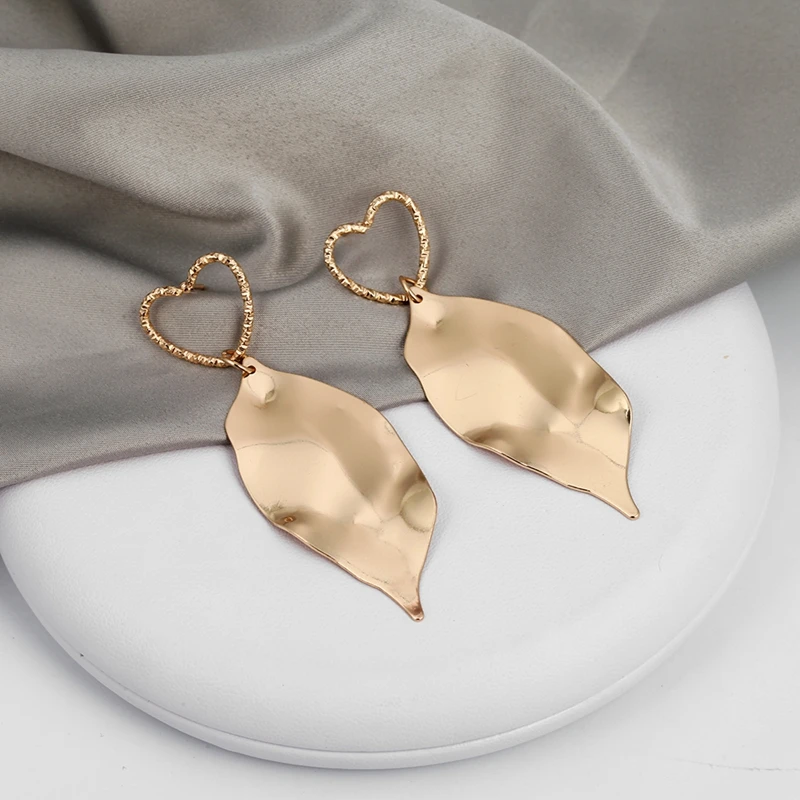 Корейские трендовые серьги в форме сердца металлические с золотыми листьями
