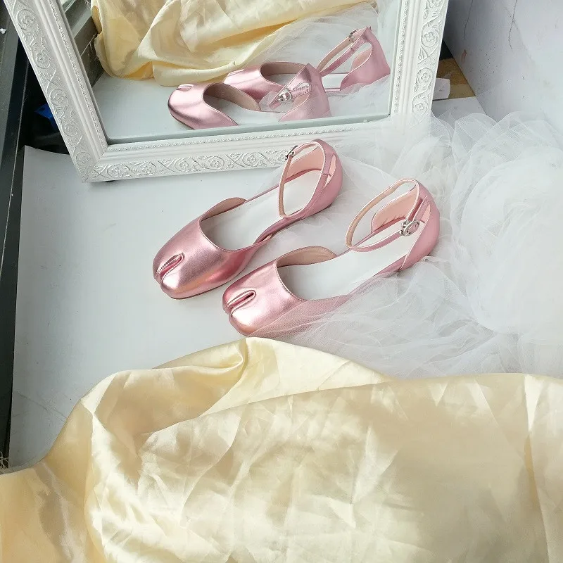 pink Новинка; блестящие туфли на ремешке с пряжкой и раздельным носком; женская обувь из натуральной кожи на низком каблуке; балетки на плоской подошве; модельные босоножки для девочек - Цвет: pink