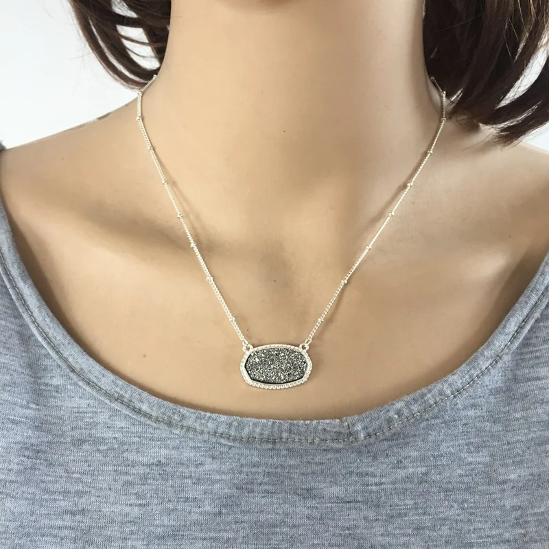 Модное популярное короткое ожерелье на цепочке разноцветное с имитацией камня
