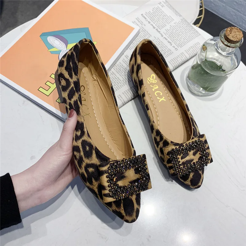 Женская обувь с леопардовым принтом на плоской подошве кристаллами острым
