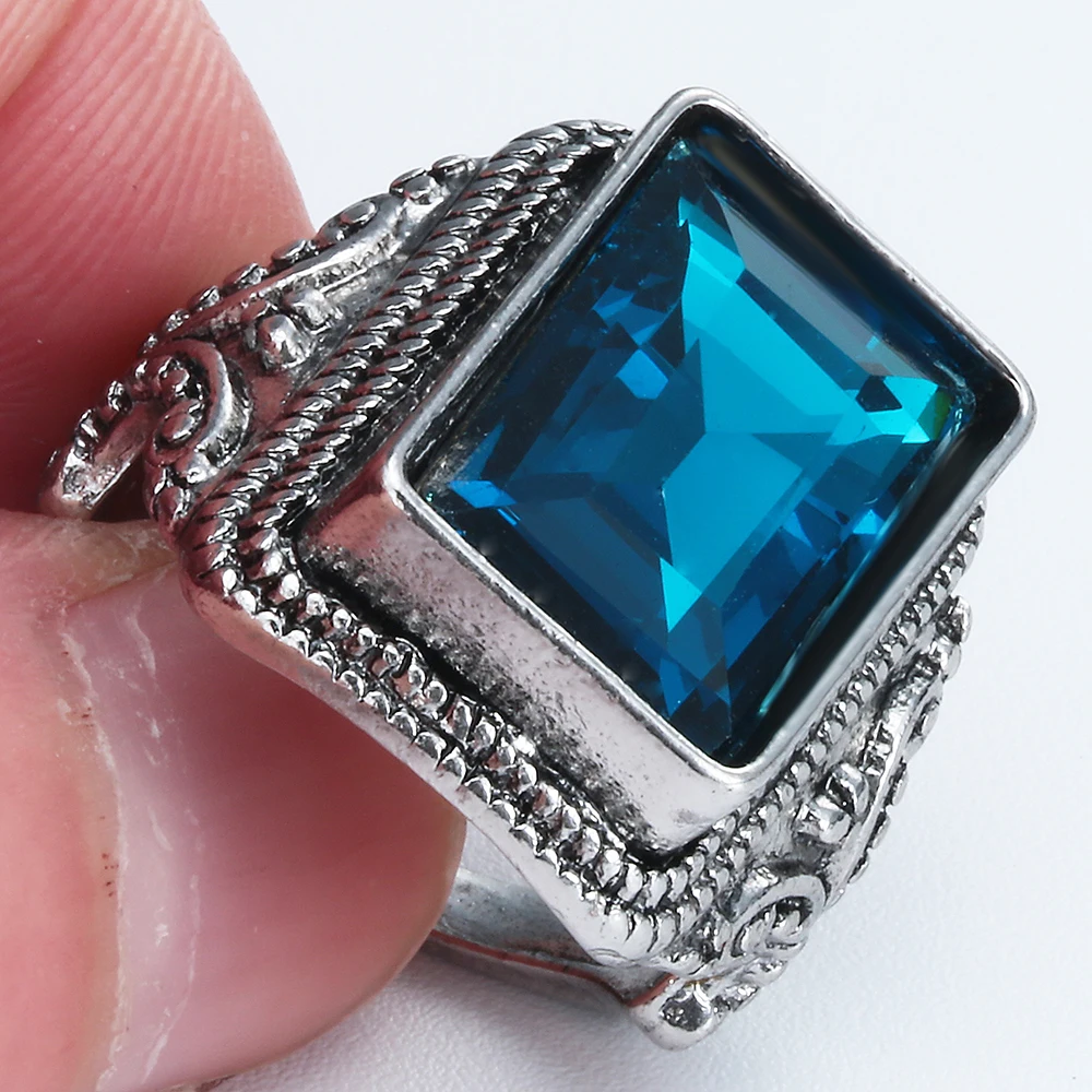 Новое поступление серебряное кольцо с кристаллом синего цвета Большое