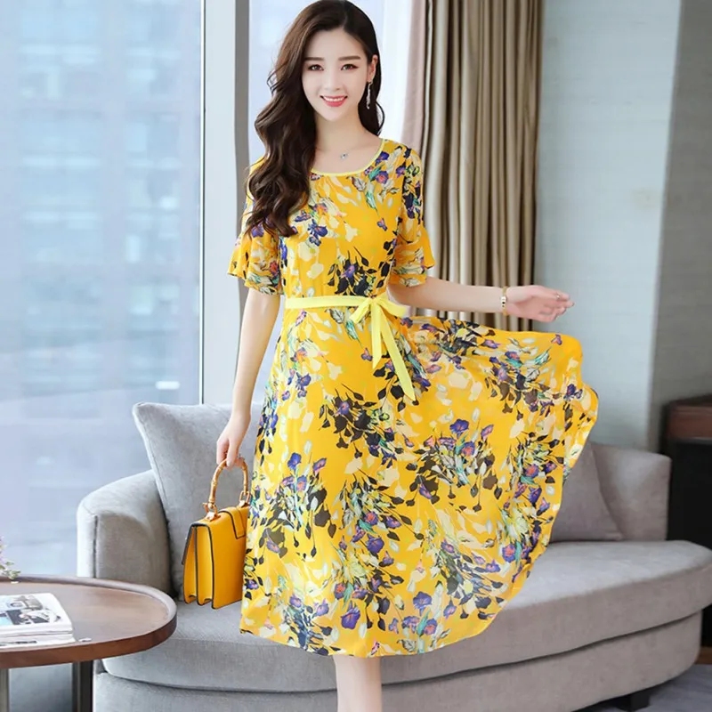 Летнее женское платье с цветочным принтом и круглым вырезом богемное для