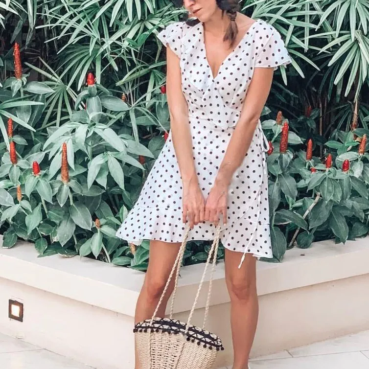 Облегающее мини платье в горошек облегающее пляжное с треугольным вырезом и