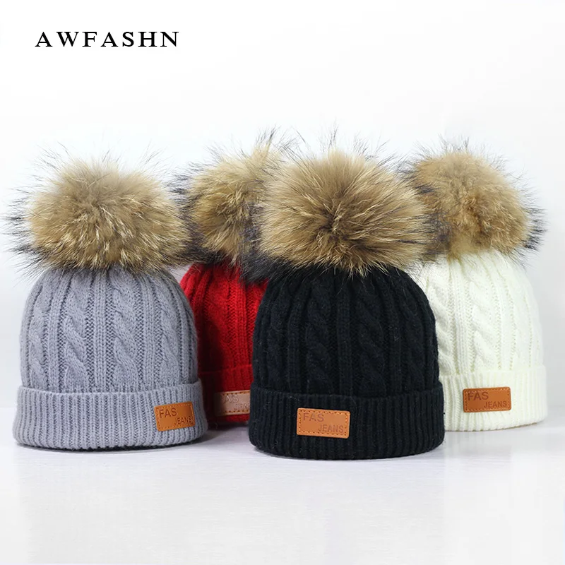 Новинка 2018 года модная детская вязаная шапка бини мех енота помпон зимняя для