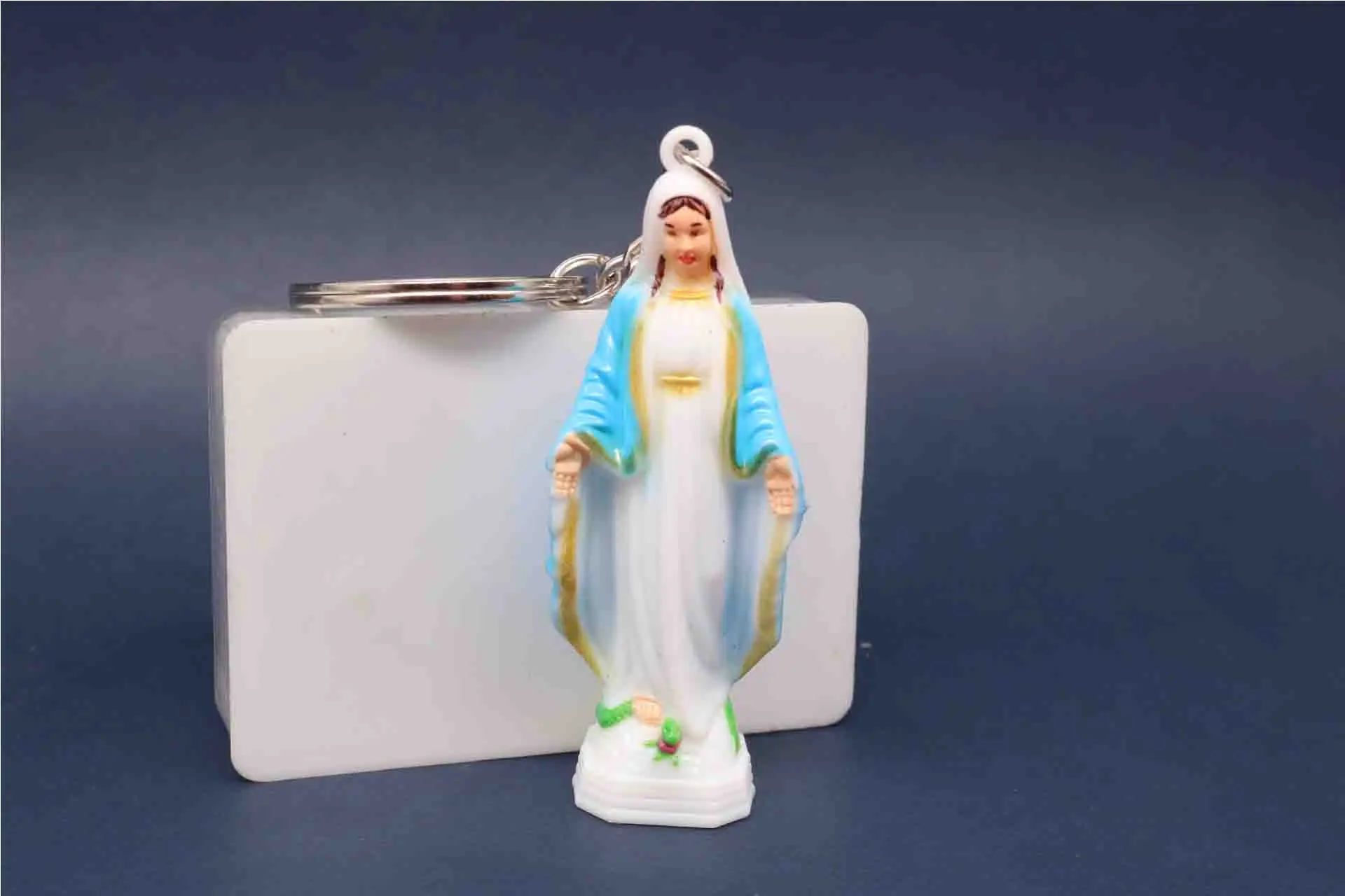 Католический пластиковый голубой брелок Мария. Пластиковый с изображением девы