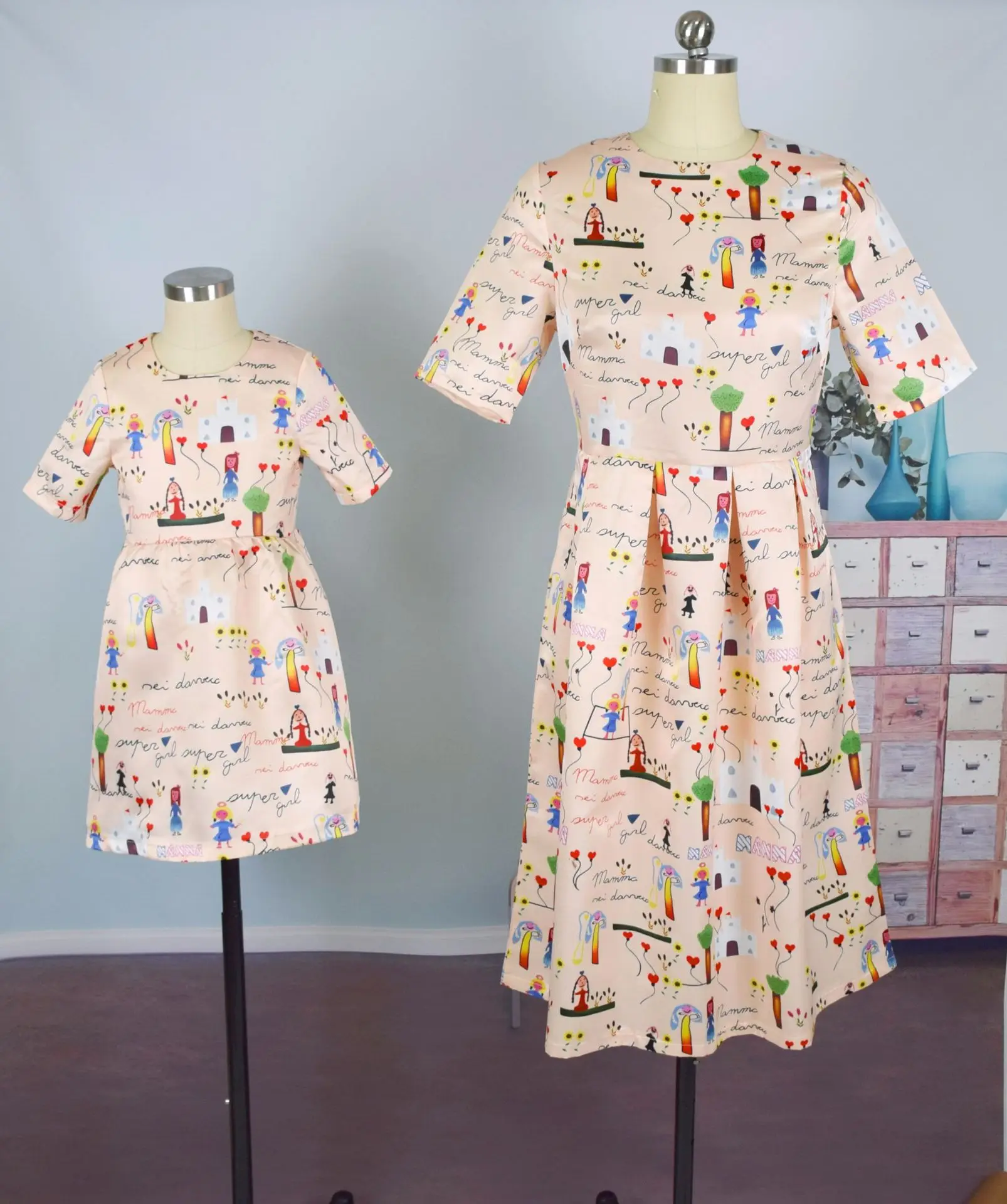 Платья для мамы и дочки платье с короткими рукавами одежда рисунком Семейные