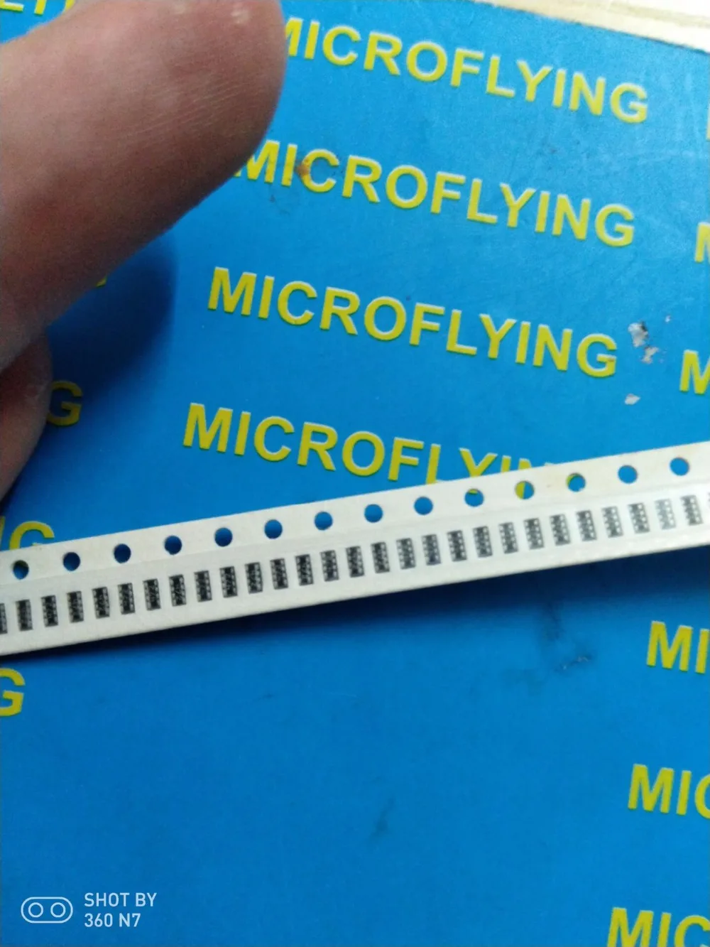 

200PCS /LOT SMD exclusion 0402 8P4R 2*4P 5% 10R 100R 220R 1K 4,7K