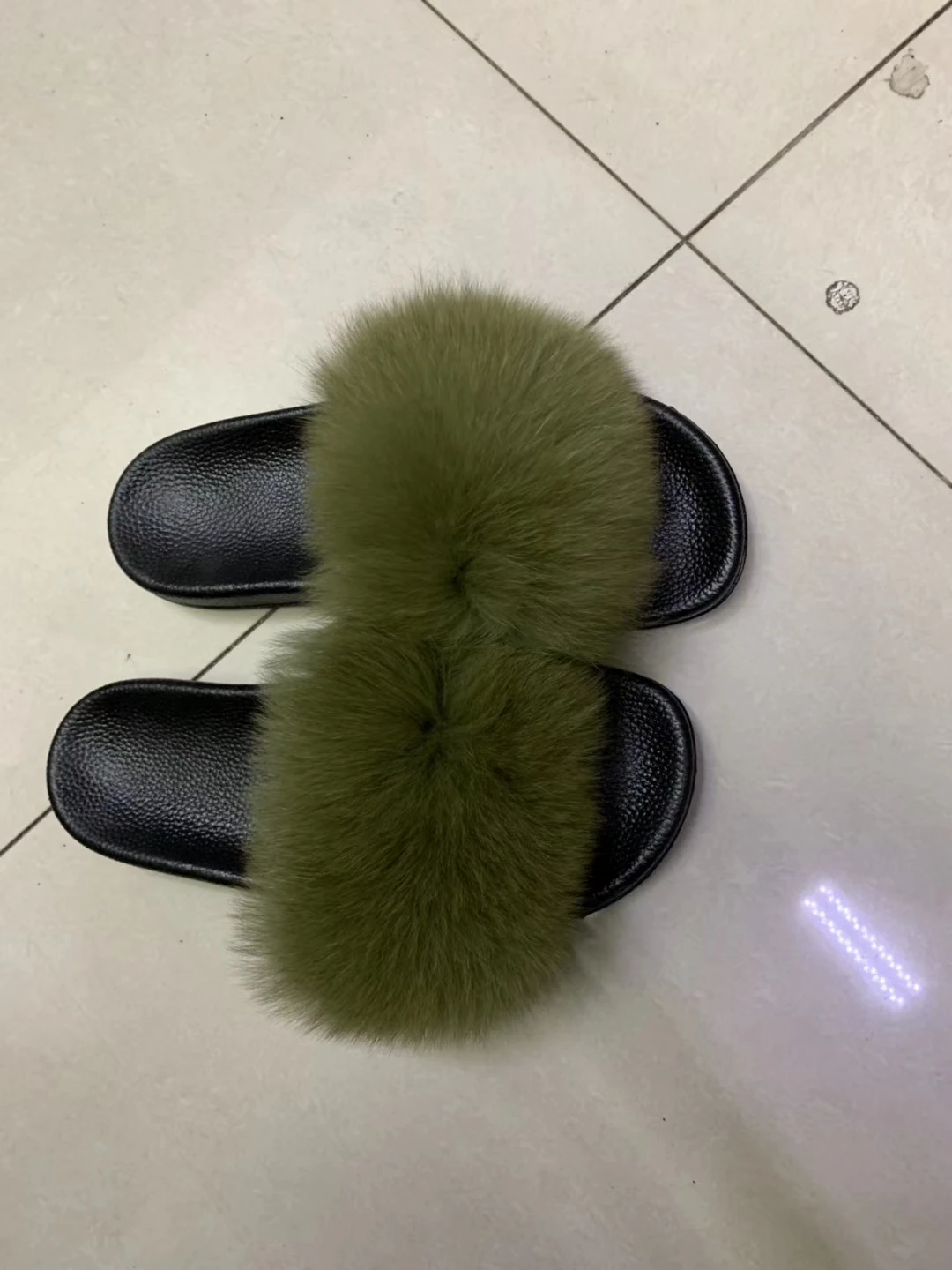 army green Женские шлепанцы с натуральным лисьим мехом; женские шлепанцы; женские пляжные сандалии; Модные женские пляжные вьетнамки с пушистым мехом; сезон весна-лето-осень - Цвет: army green