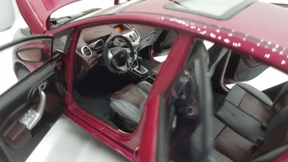 1:18 литая модель для Ford Fiesta 2011 Фиолетовый Красный хэтчбек игрушечный автомобиль миниатюрная Коллекция подарков