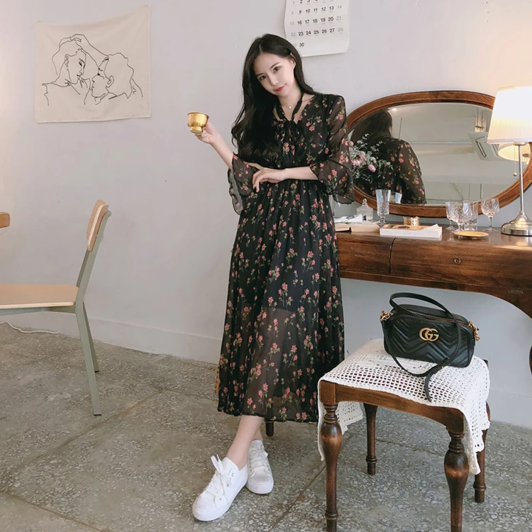 Женское шифоновое платье трапеция черное с цветочным принтом и V образным