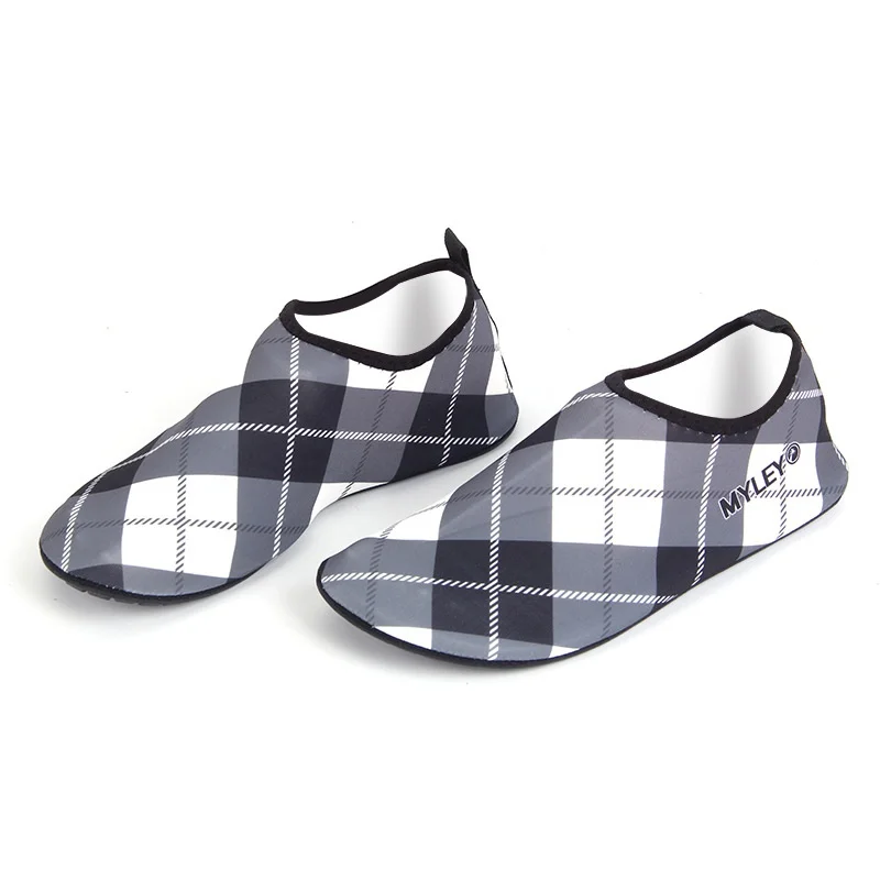 

2017 Men Slippers Beach Leather Upstream Shoes Men Water Shoes Swim Skin Shose Barefoot 9282