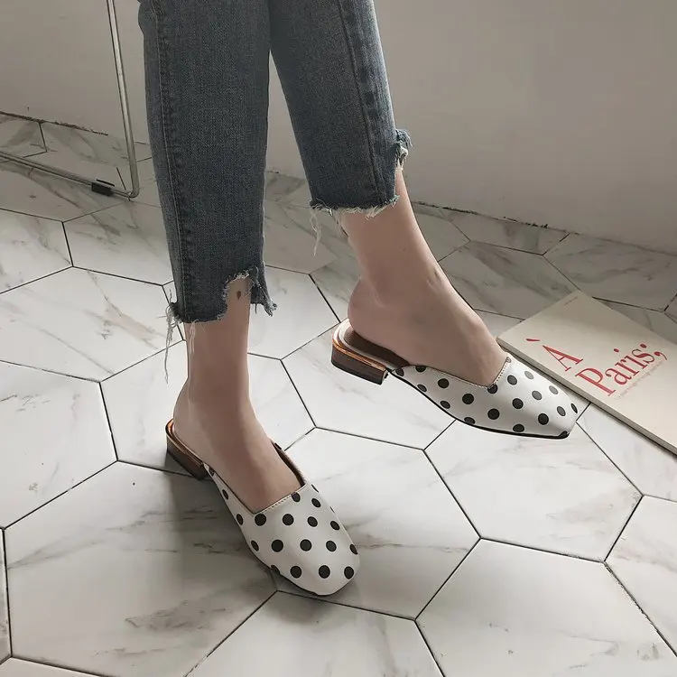 Женская обувь; шлепанцы без задника в горошек; zapatos mujer; коллекция года; сезон лето; модные шлепанцы с квадратным носком; тапочки с закрытым носком; лоферы; цвет черный, белый
