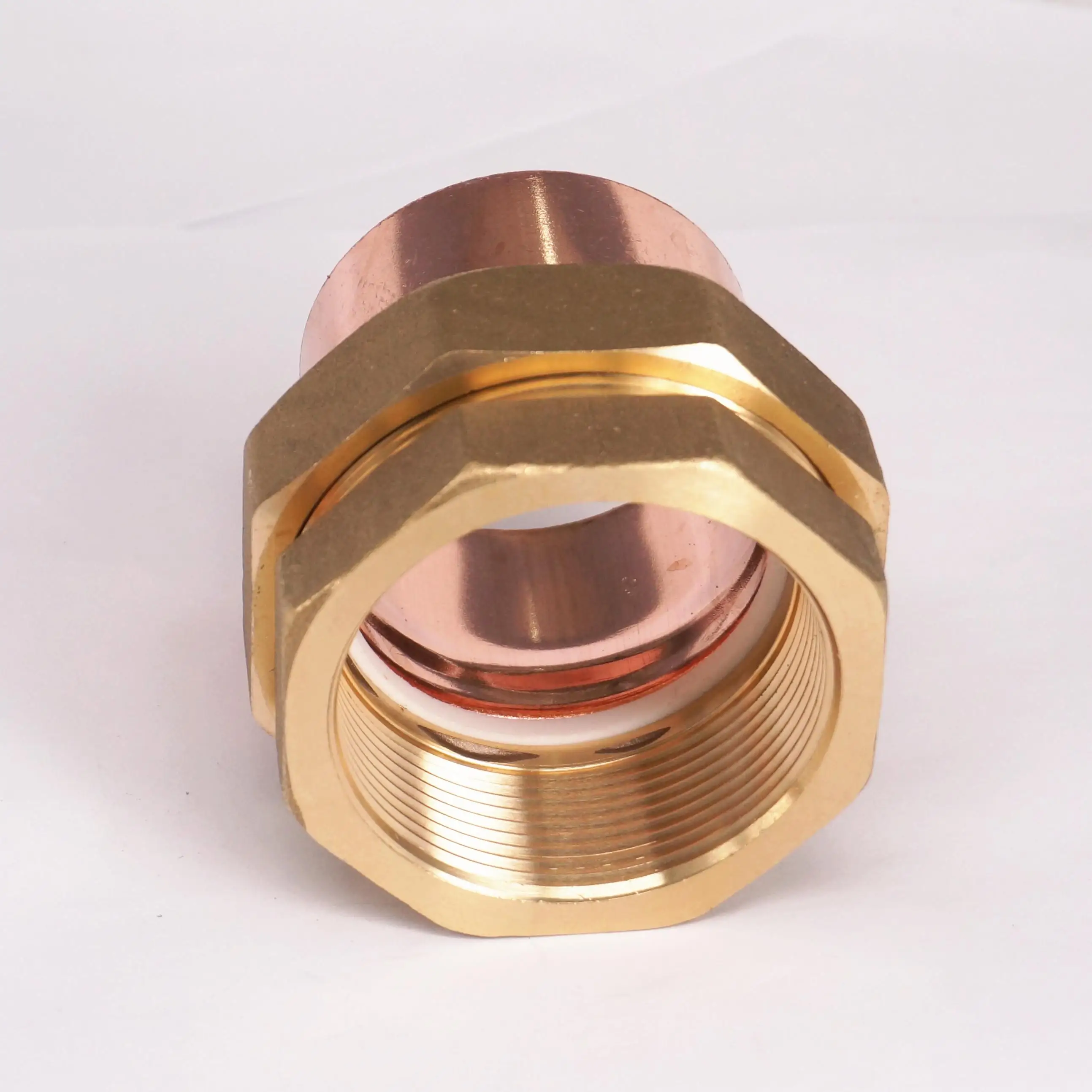 Латунный адаптер для соединения соединительной муфты с медным концевым подающим