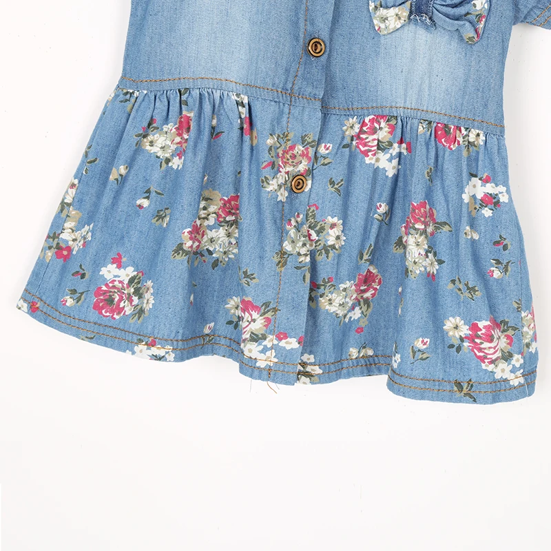 Детское джинсовое платье с цветочным узором для досуга девочек выше колена