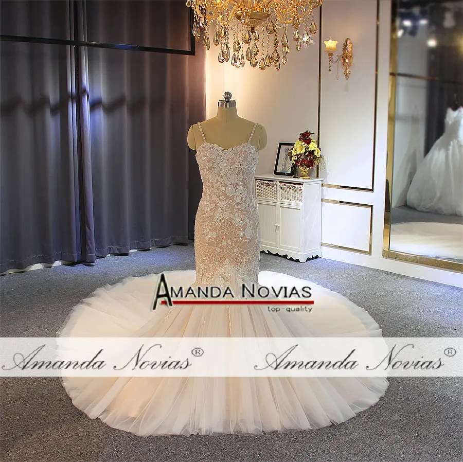 Свадебное платье русалки цвета шампанского с длинным шлейфом свадебный букет