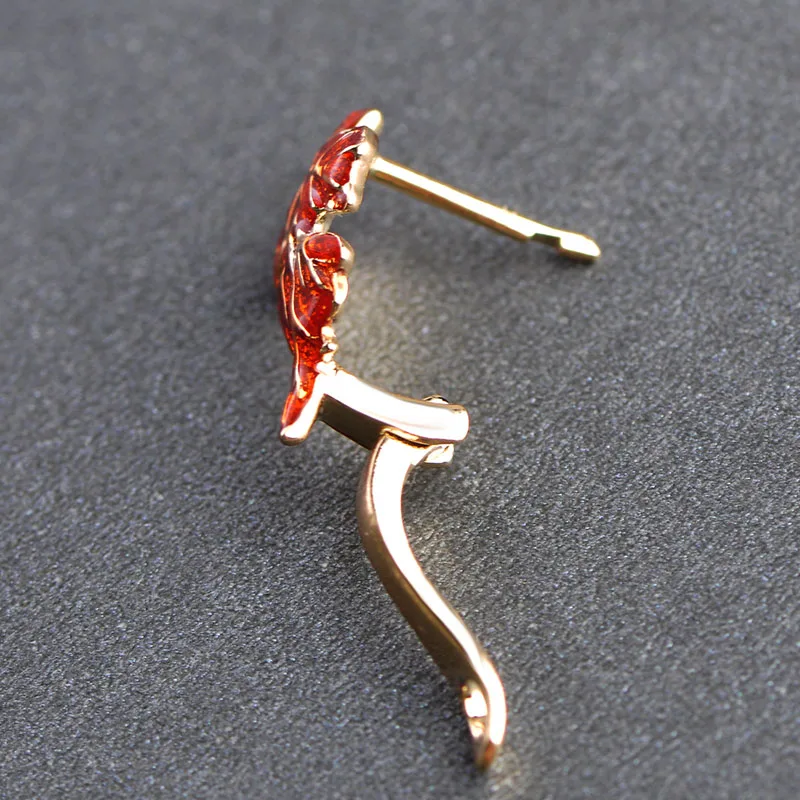 Женские маленькие серьги гвоздики Blucome медные в форме кленового листа с красной