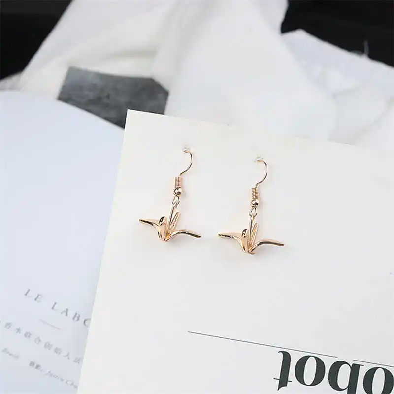 Hook Earring SUKI, простые, милые, забавные, золотого цвета, сплав, бумага, журавль, птицы, висячие серьги для женщин, Свадебная вечеринка, ручной работы, ювелирное изделие, подарок - Окраска металла: Hook Earring