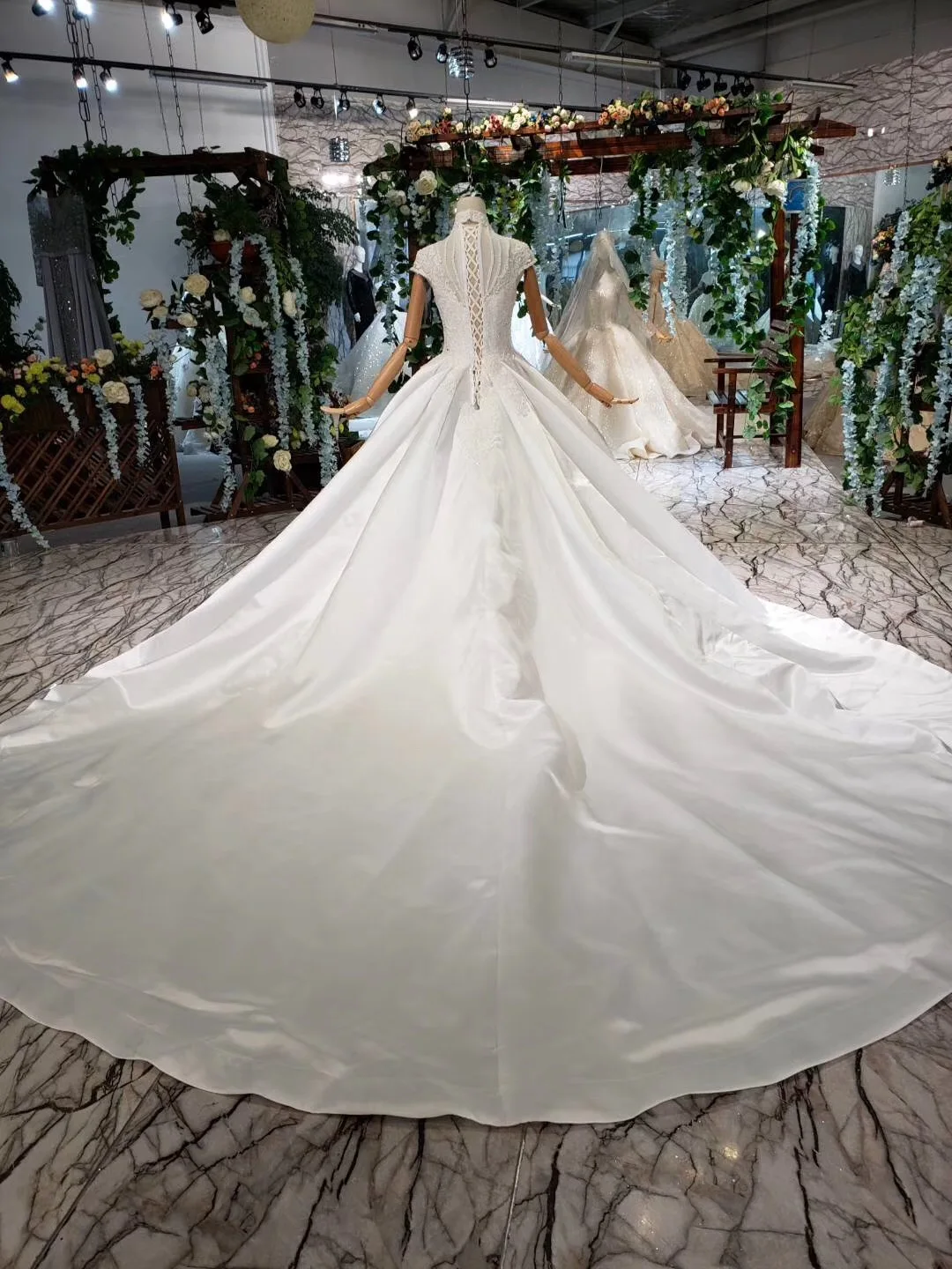 

Luxury High Neck Lace Wedding Party Dress Satin Vintage Bridal Dress With Crystals And Beads Wedding Gown High-end Bridal Dress