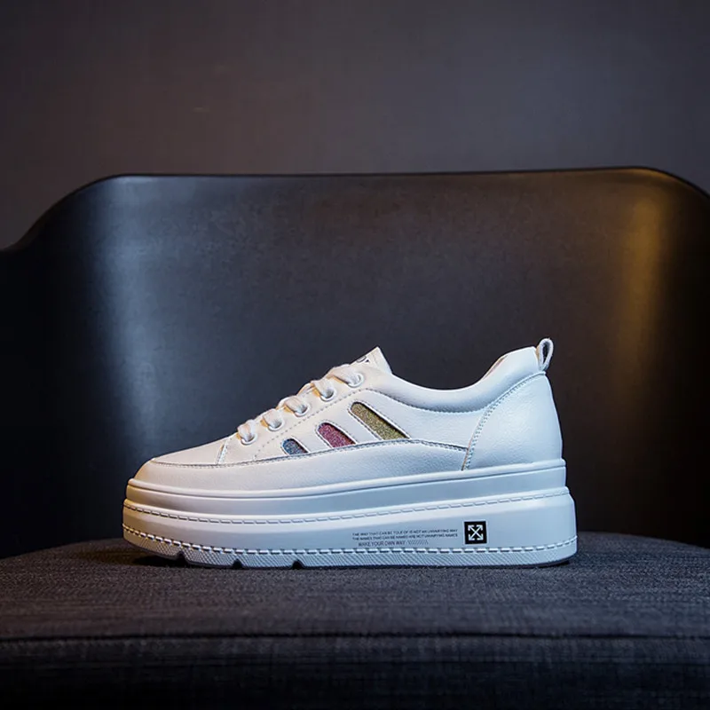 Женские кожаные белые туфли на танкетке повседневная обувь платформе Новинка 2019