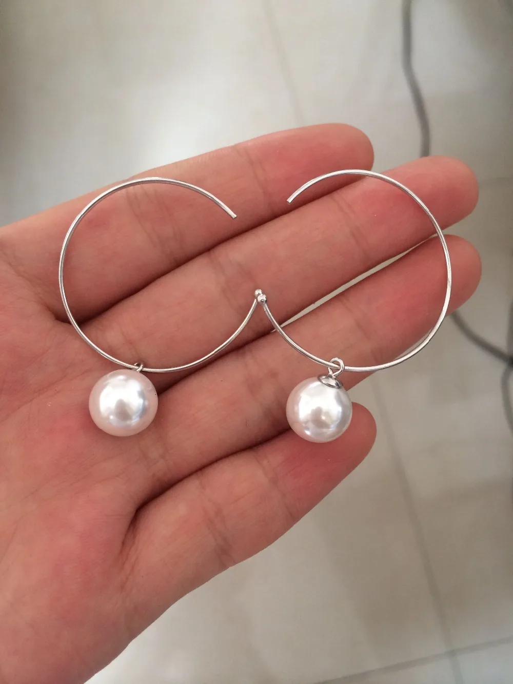 1 пара элегантных полукруглых сережек с черными/белыми жемчужинами