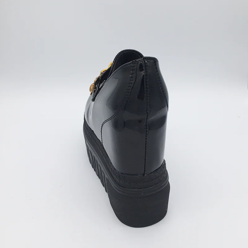 Женские туфли лодочки из лакированной кожи на платформе с цепочкой и