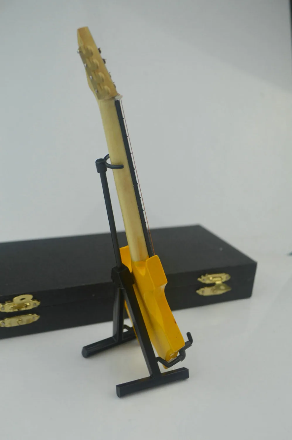 Деревянная народная электрогитара желтого цвета ручной работы в масштабе 1/6