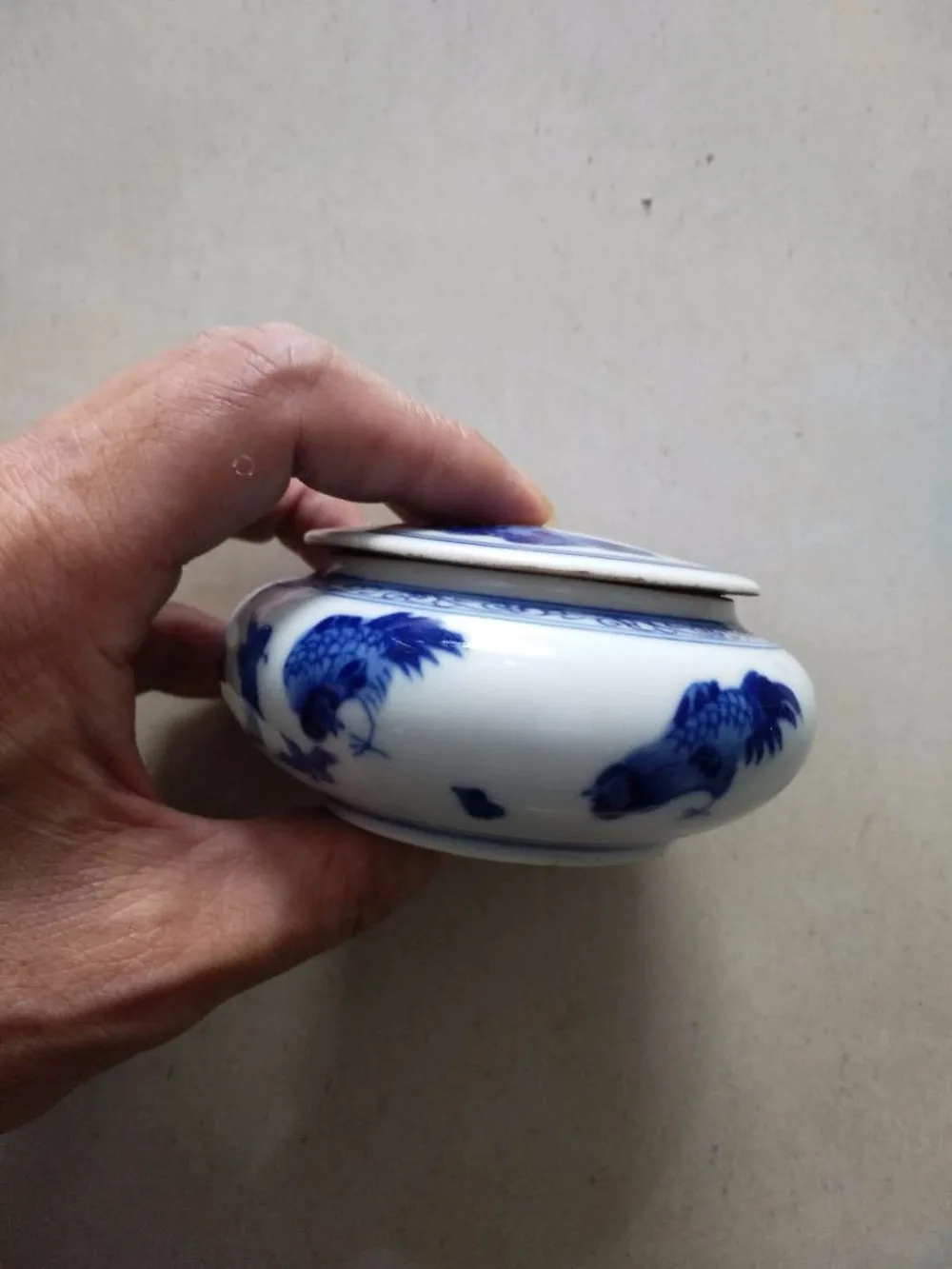 

Exquisite Chinese Classical Handwork blue and white porcelain Chicken Small Box, Powder box,Pen wash box,red ink box