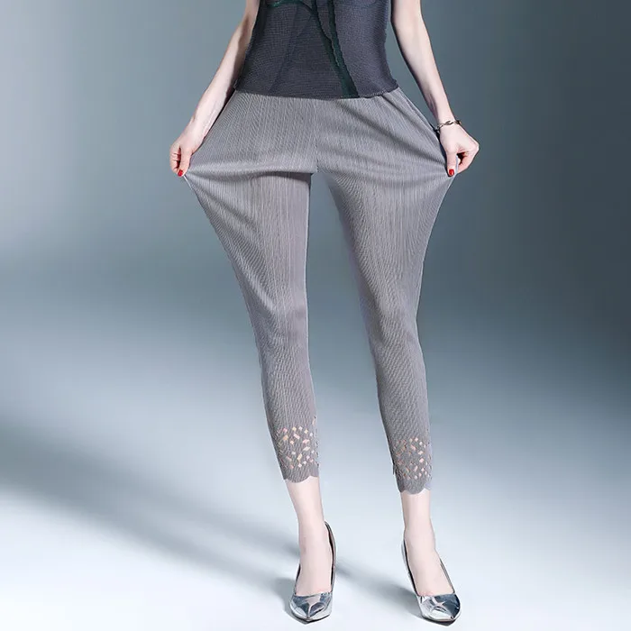 Gray Pants Летние брюки женские узкие до середины икры брюки женские модные с высокой талией эластичные Miyake плиссированные тонкие полые повседневные брюки-карандаш - Цвет: Gray Pants