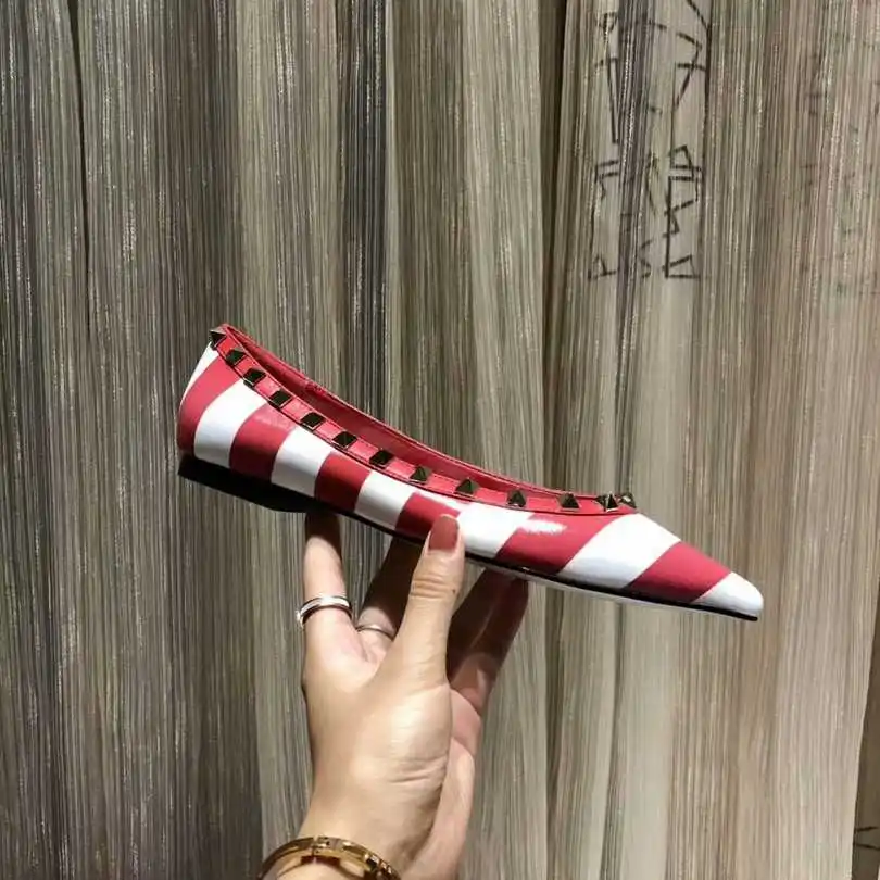 Черные белые Красные балетки на плоской подошве с острым носком украшенные