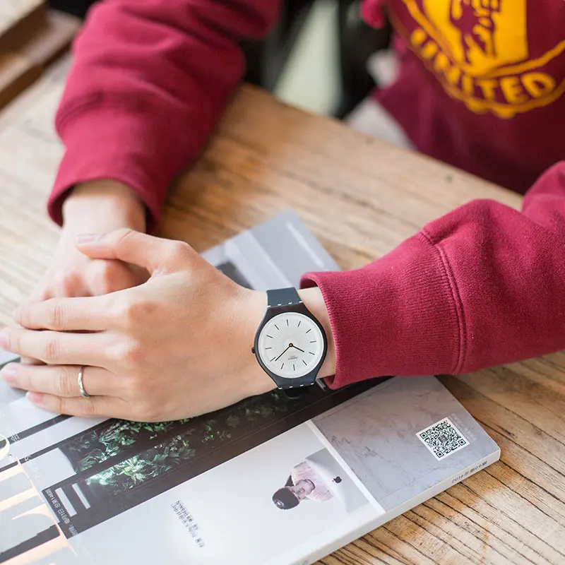 Swatch Серия кожи Стильные черные кварцевые часы для мужчин и женщин SVUB100|Кварцевые