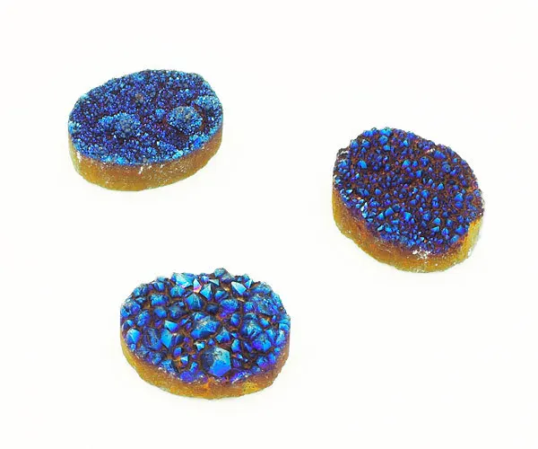 

Овальный люминесцентный браслет с голубым кристаллом и титановым покрытием подходит для изготовления подвесок или колец