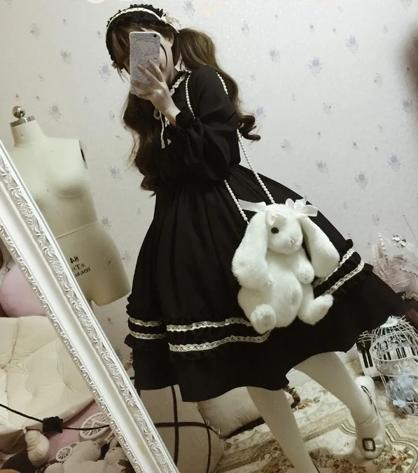 Милое женское платье молочного чая и черного цвета в готическом стиле