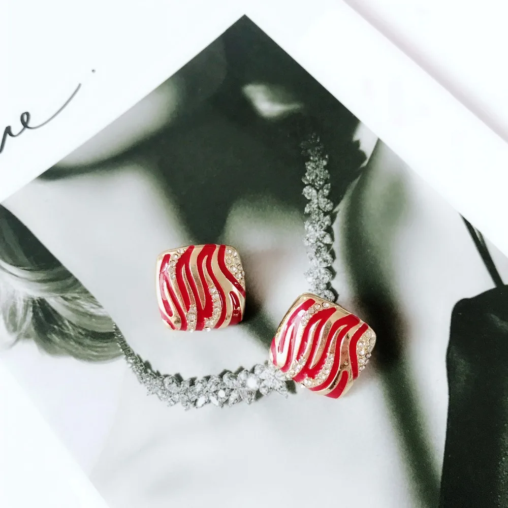 Элегантные серьги квадратные с красным и зеленым камнем черный эмалированный