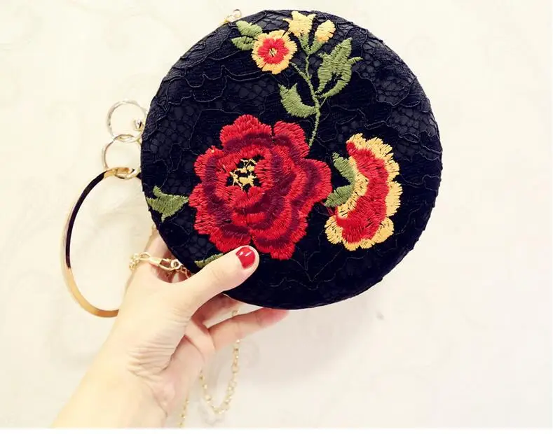 Женская вечерняя сумка клатч с вышитыми цветами и бусинами ручная работа