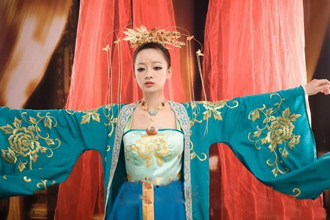 ТВ игра Xiao'AoJiangHu улыбающаяся гордая странница актриса Чэнь QiaoEn синий
