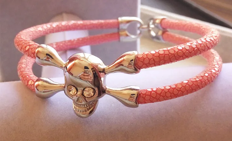 Мужской серебряный браслет из кожи ската ручной работы в подарочной коробке |