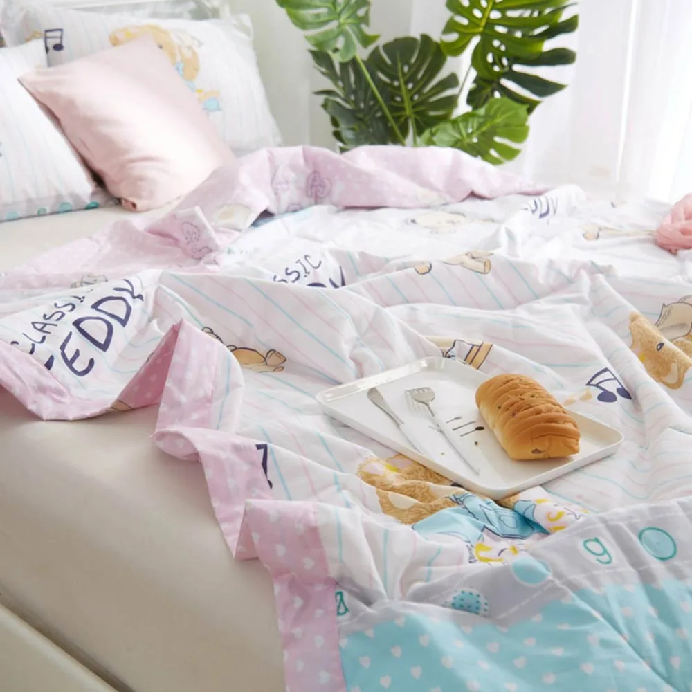 Голубое стеганое одеяло в горошек с плюшевым мишкой тонкое из хлопка лето