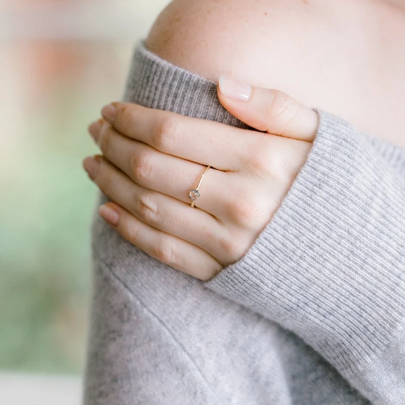 Золотые Асимметричные кольца с орнаментом и фианитами в европейском